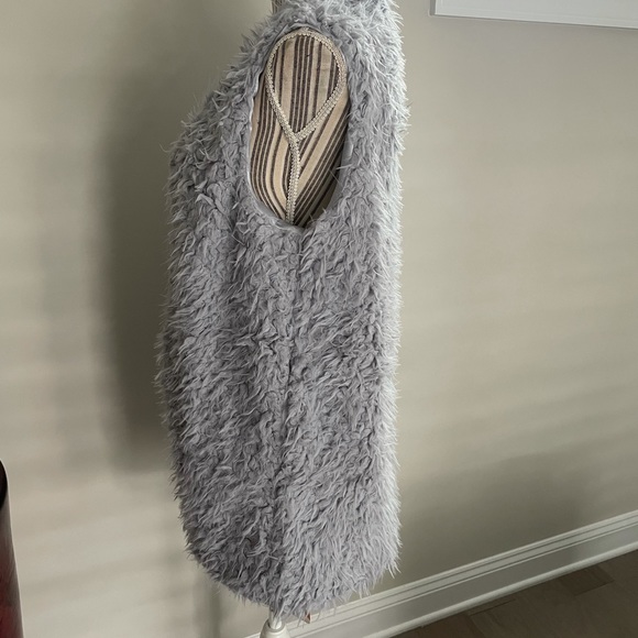 Fluffy Faux Fur Vest - Picture 7 of 12